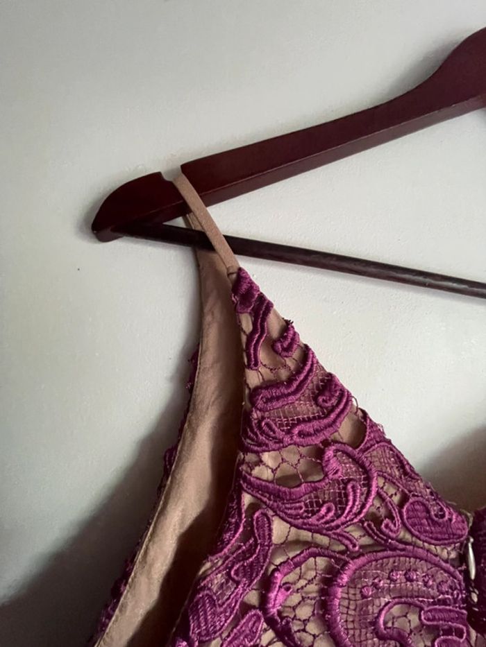 Robe longue dentelle rose foncé et nude Dress the population - photo numéro 4