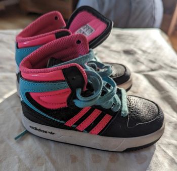 Baskets adidas T.23