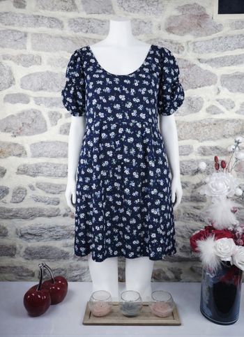 Robe élégance champêtre noire à petites fleurs blanches et violettes femme taille 52 marque Boohoo 🪷