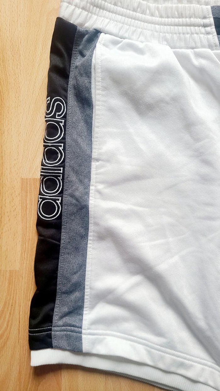Short Adidas taille XL - photo numéro 2