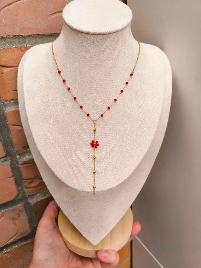 Pendentif doré en Y avec fleur marguerite, perles rouges et billes - photo numéro 3