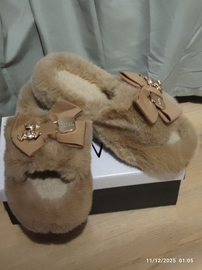 Chaussons fourrés camel ultra doux avec nœud & petit ourson doré – Taille 39