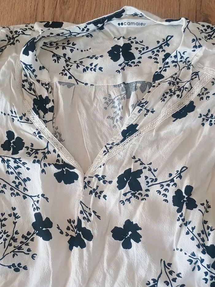 Blouse blanche à fleurs bleu marine Camaïeu – T42 - photo numéro 4