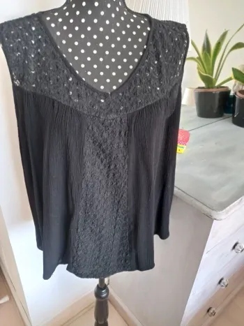 Blouse/Débardeur noir avec dentelle 42