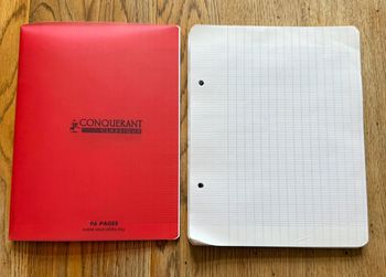 Un cahier rouge grands carreaux et environ 150 feuilles grands carreaux