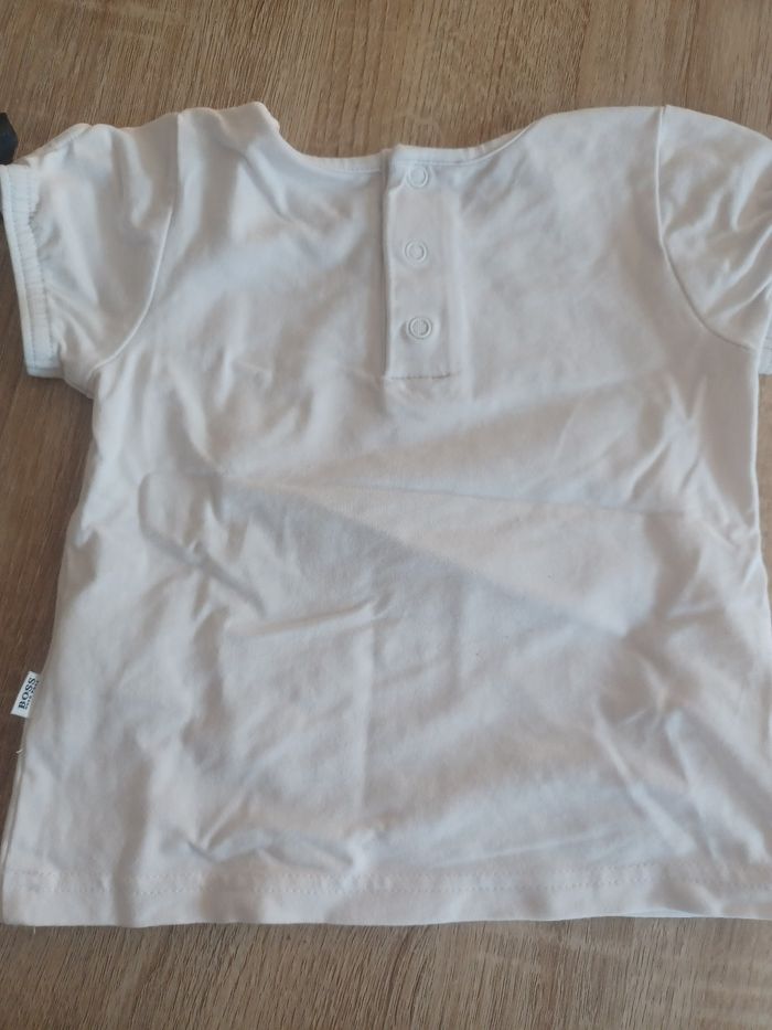Haut hugoboss 6 mois - photo numéro 2