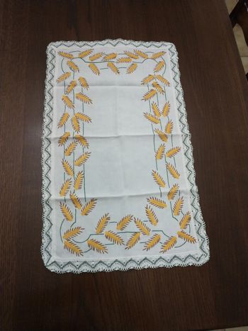 Petit napperon taille 45 x 75 avec broderie artisanale