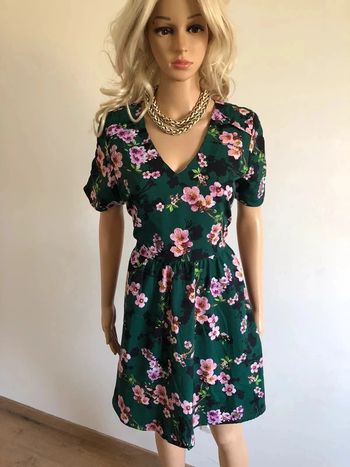 Robe verte et fleurie neuve à manches courtes New Look taille 40 (valeur 25€) taille petit