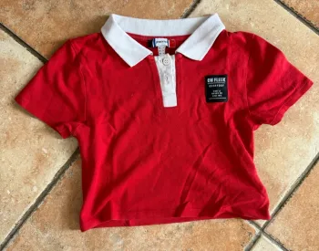 Top cour style polo rouge avec col blanc Jennyfer taille s