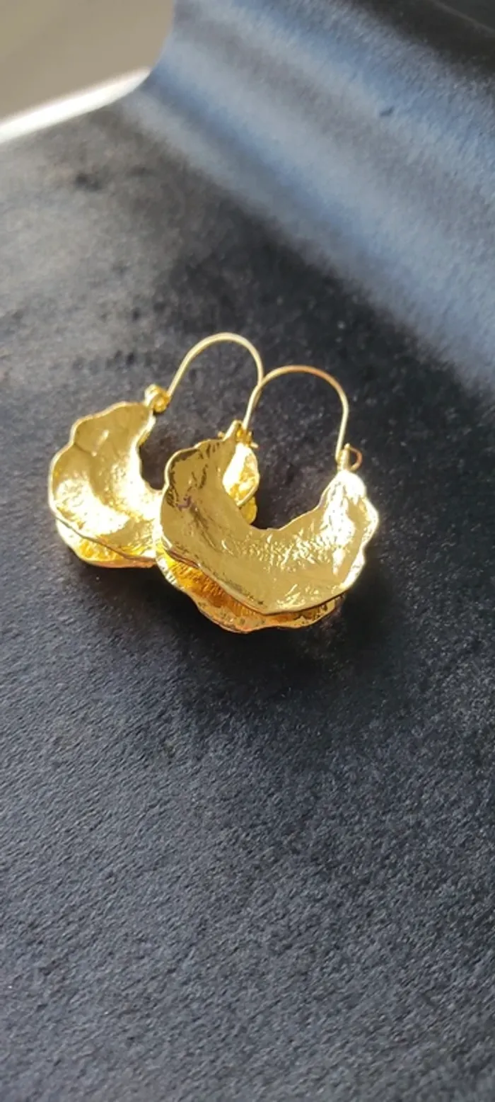 Paire de boucles d'oreilles pendantes dorées neuve - photo numéro 5
