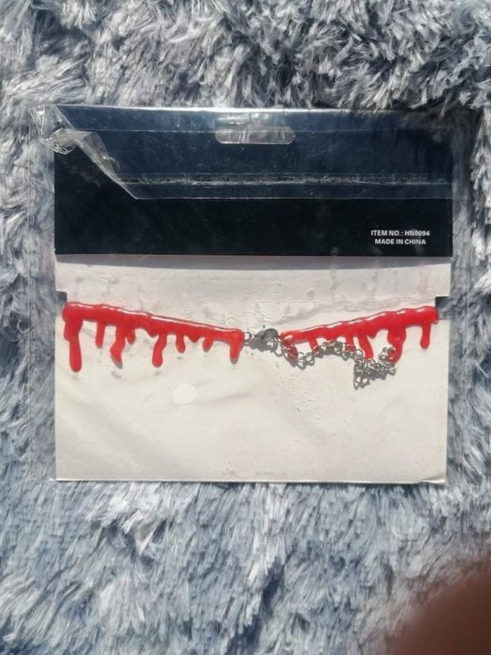 Collier faux sang - photo numéro 2