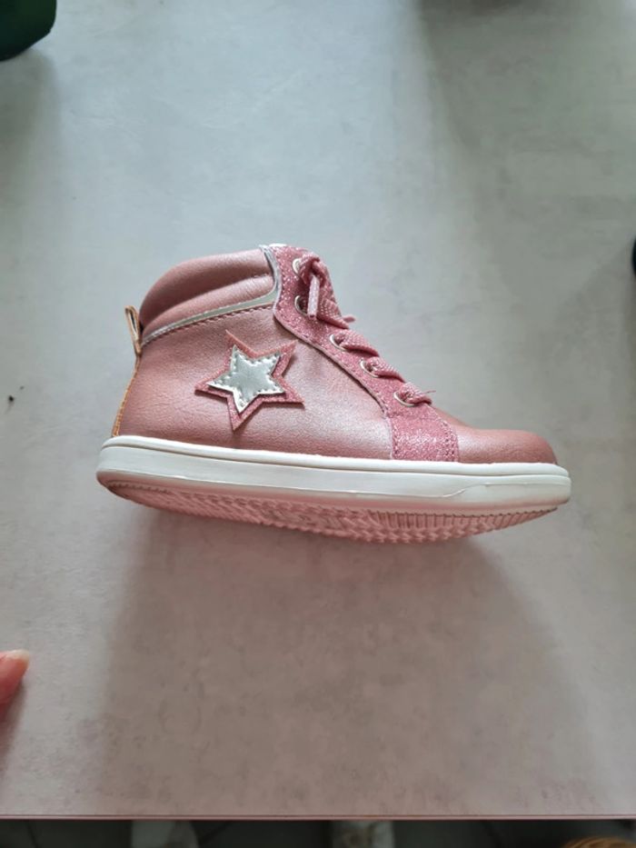 Chaussure 22 neuve jamais porté - photo numéro 2