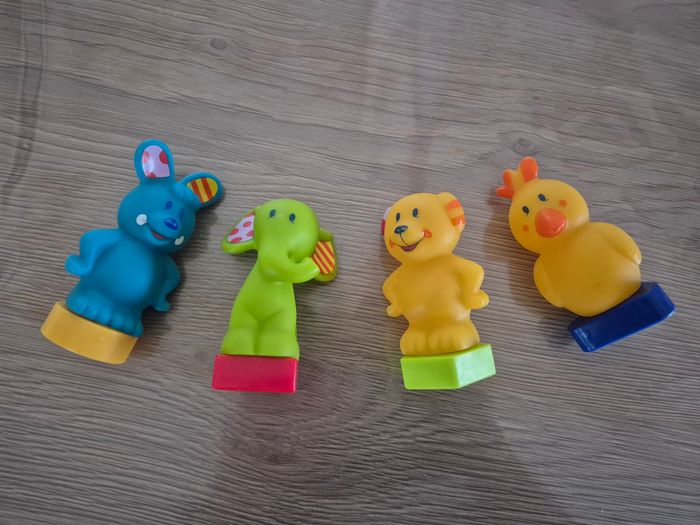 Lot 4 petits personnages – jouet d’éveil - photo numéro 2