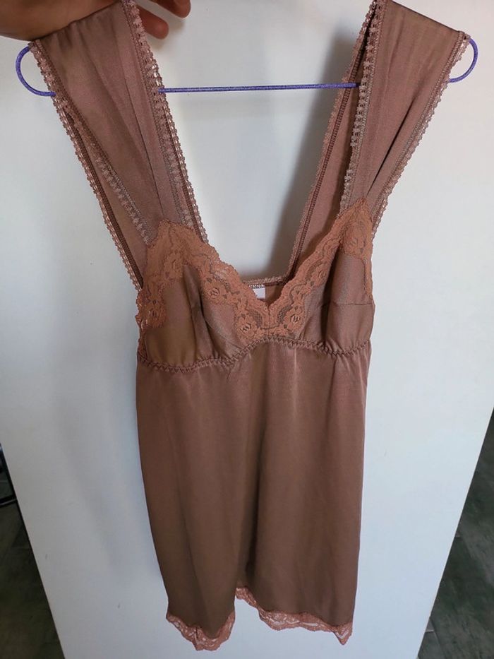 Haut taille unique satiné et dentelles