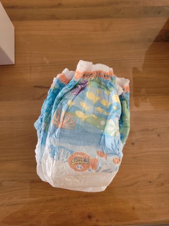 Lot de 8 couches piscine taille 5-6 marque Huggies