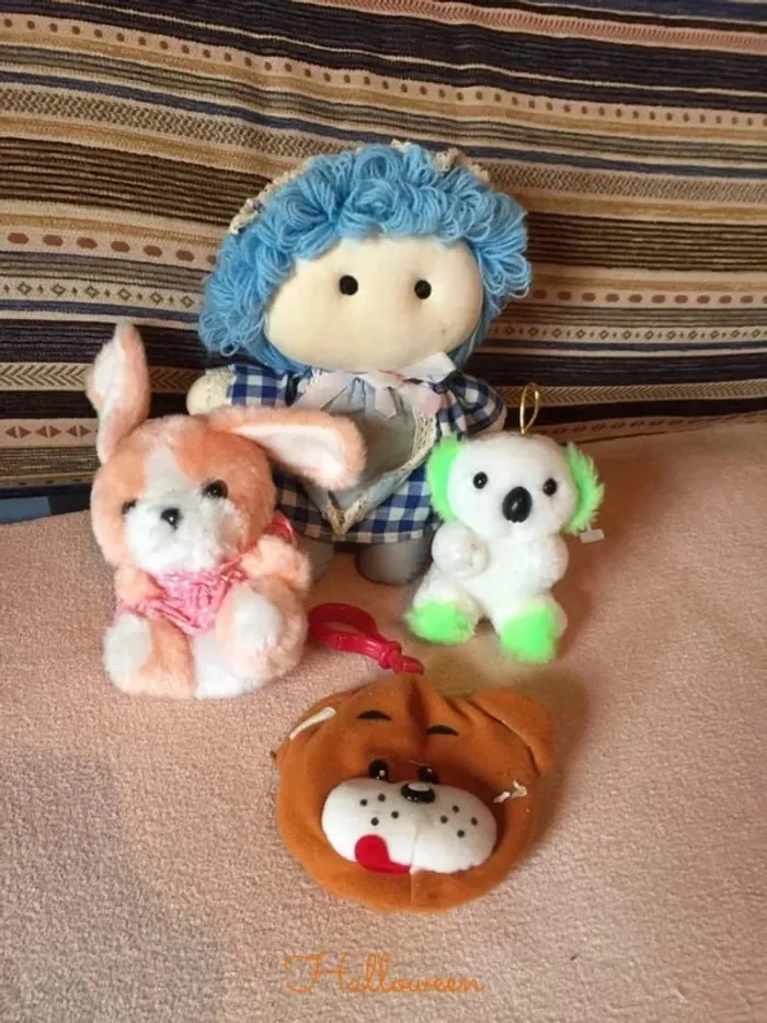Lot de 3 peluches et une poupée en chiffons