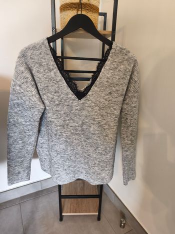 Pull gris et dentelle noire
