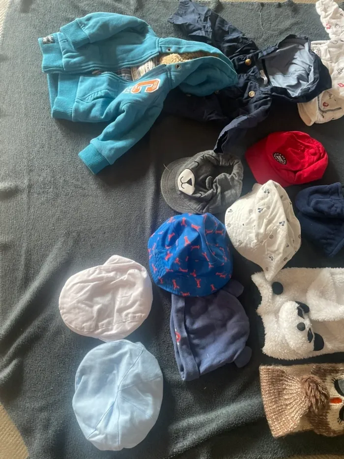 Lot de vêtements et accessoires 6 mois - photo numéro 5