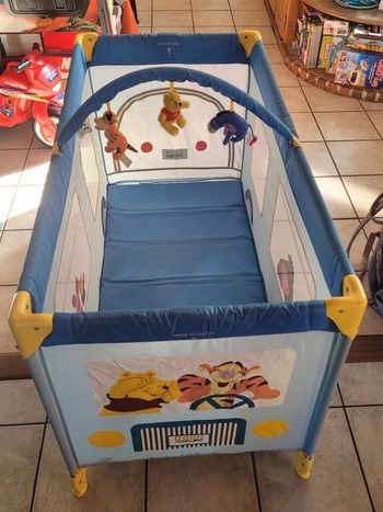 Lit parapluie thème Winnie L'ourson très bon état 