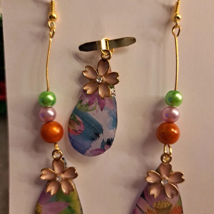 Boucles d'oreilles pendante avec pendentif assortie multicolore - photo numéro 4