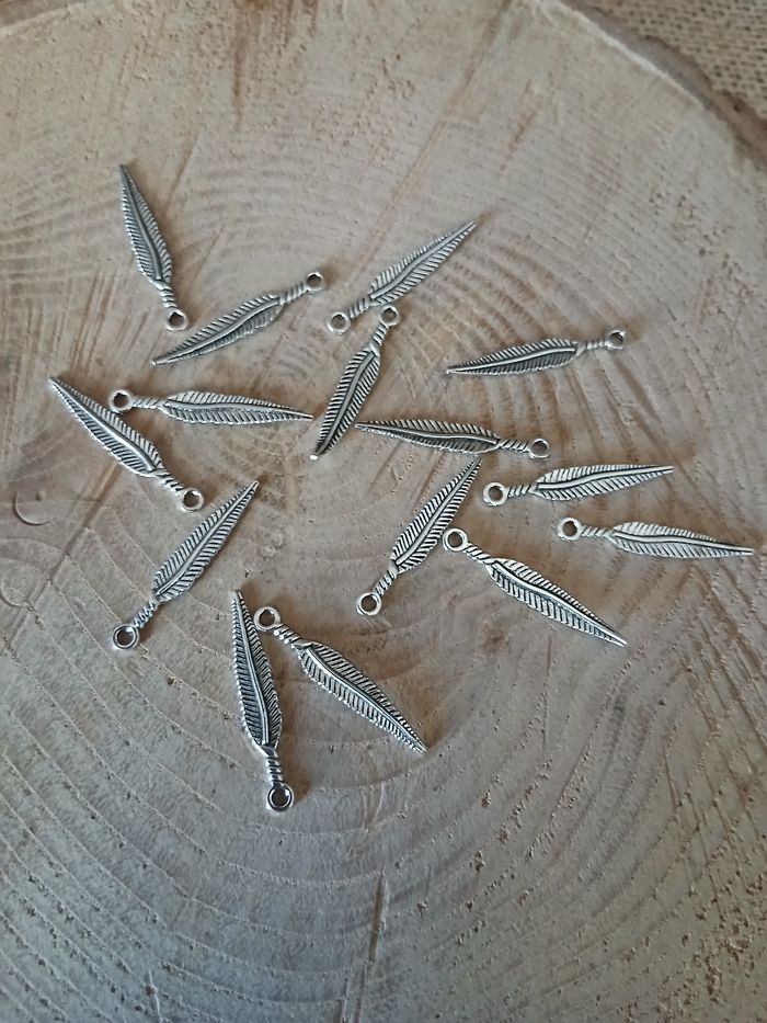 Lot de 22 breloques plumes