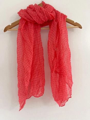 Foulard rose et noir à pois.