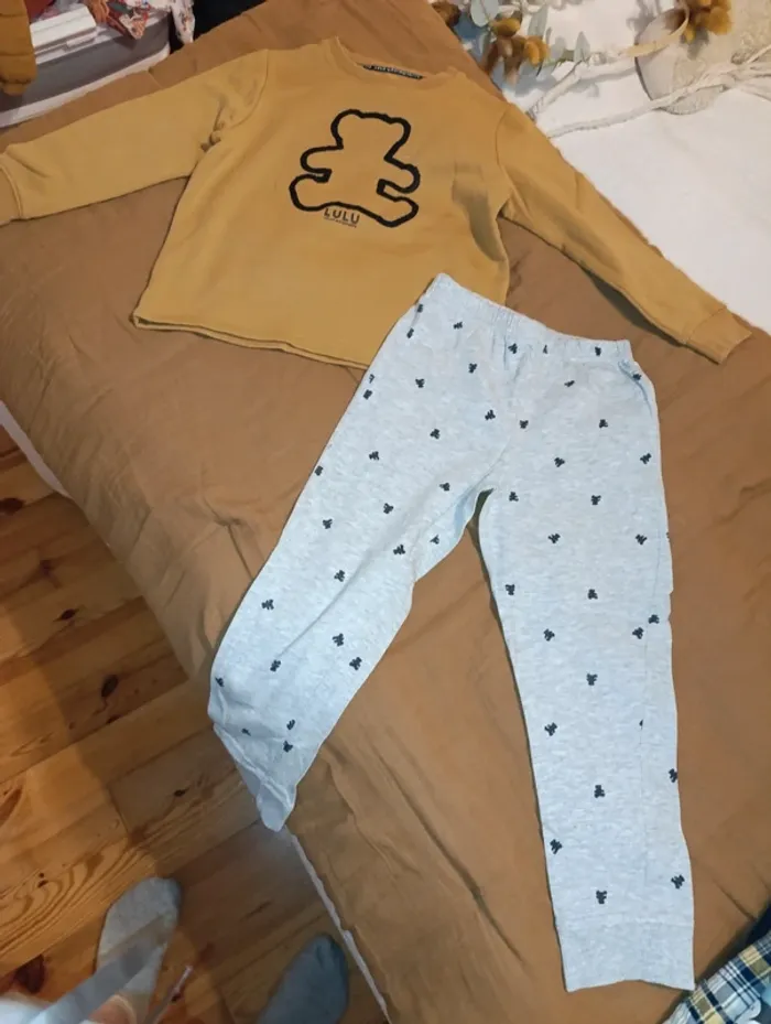 Joli pyjama lulu castagnette taille 4 ans en très bon état