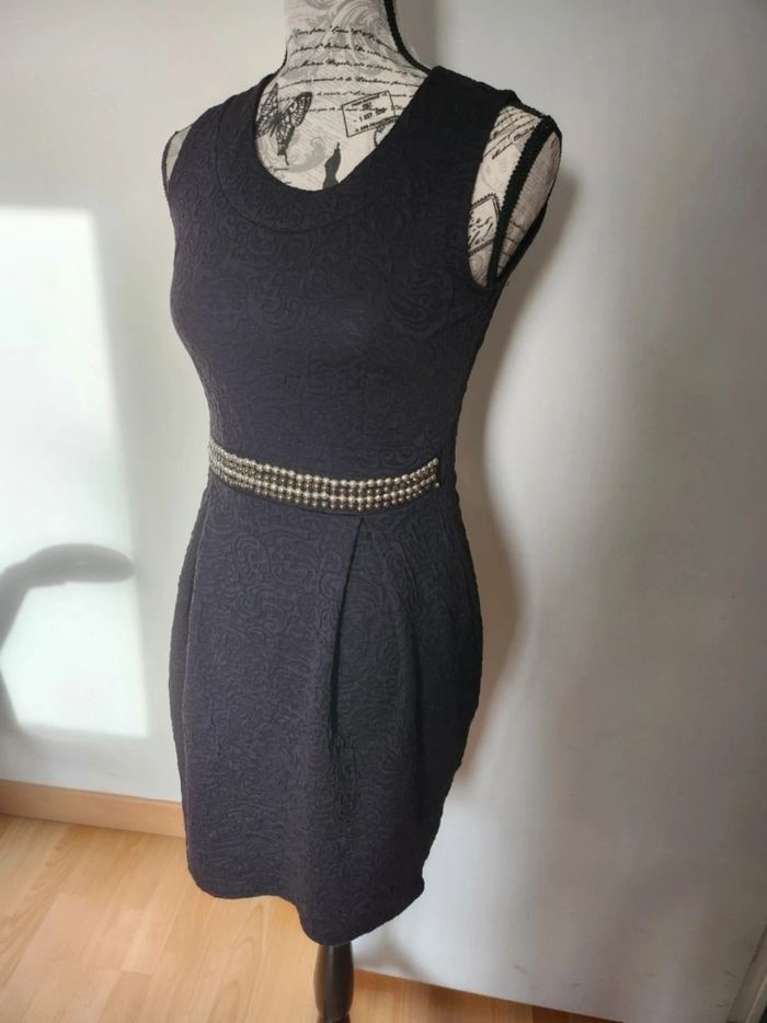 Petite robe noire (PRN) texturée, chic et moderne, T. 1 (équiv. S/M)