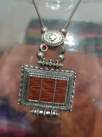 Collier fantaisie métal argenté et bois