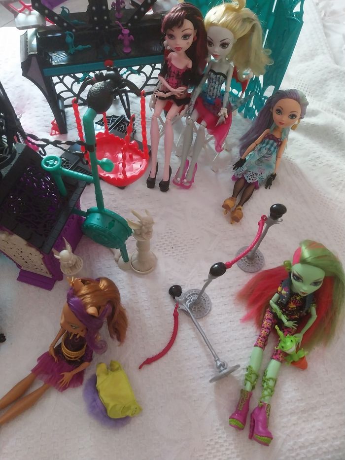 Très gros lot de Monster High 9 Poupées G1 Mobilier Accessoires Lagoona Clawdeen Draculaura Vénus Howleen Crypte Creepers Mattel - photo numéro 3