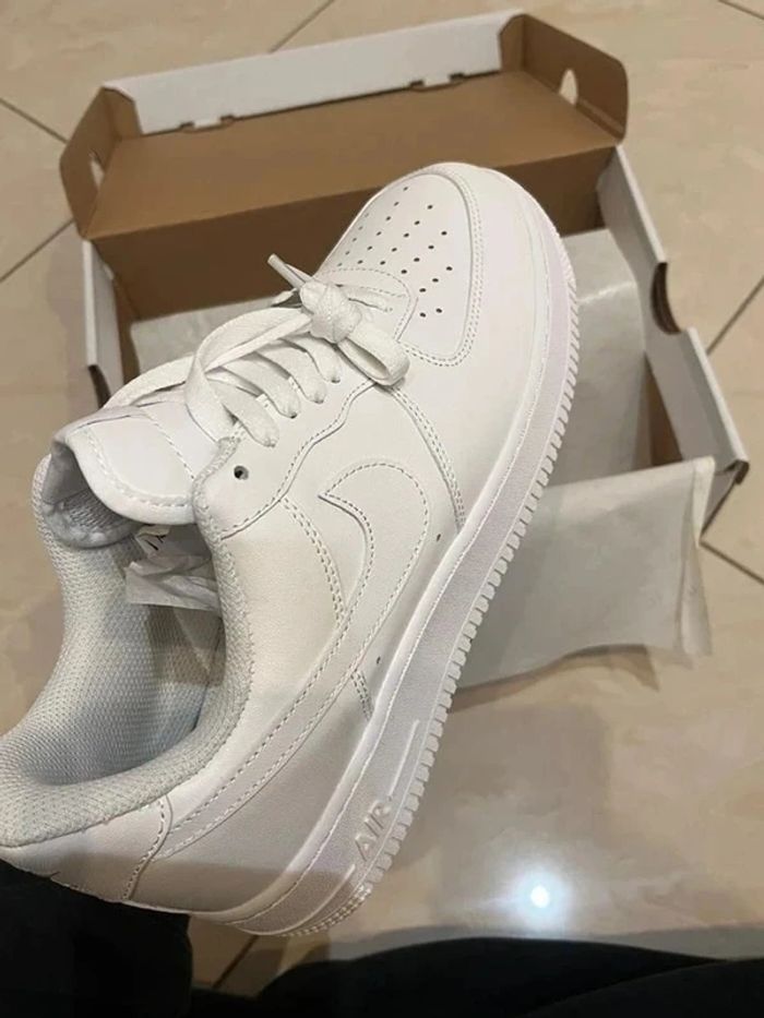 Nike Air Force 1
42.5 - photo numéro 8