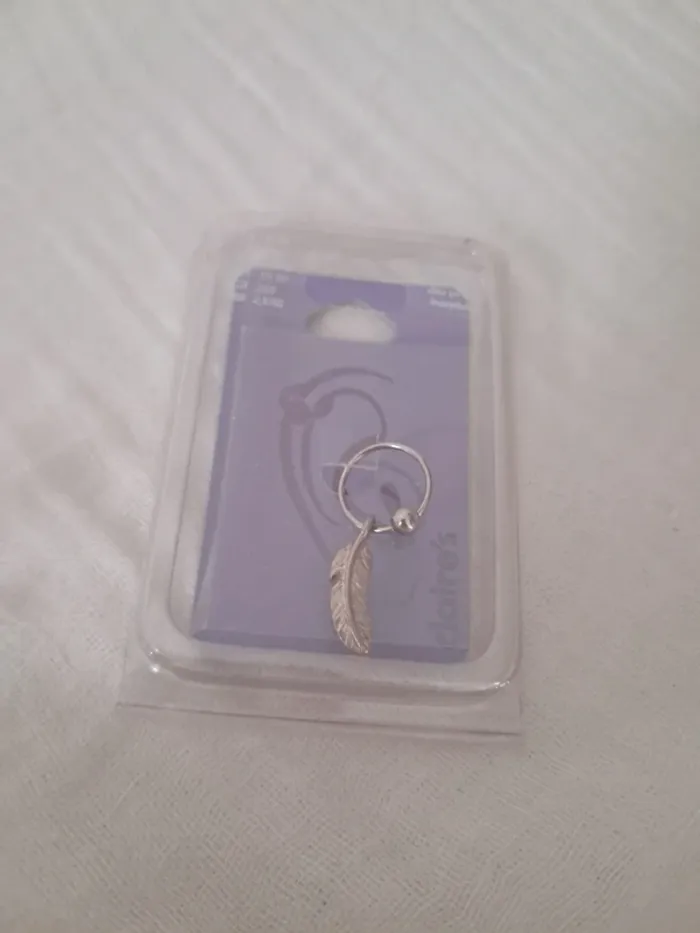 🏷 Piercing cartilage anneau avec plume argenté