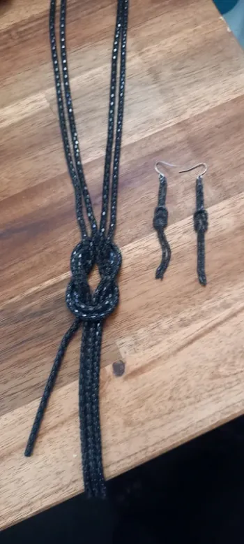 Collier et boucles d'oreilles