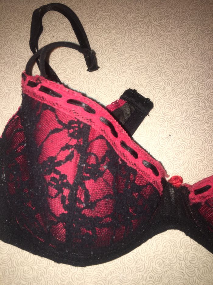 Soutien gorge rouge et noir - photo numéro 2