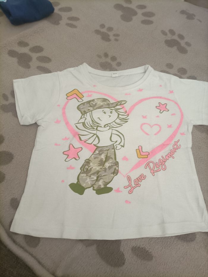 T shirt fille taille 3 ans en très bonne état