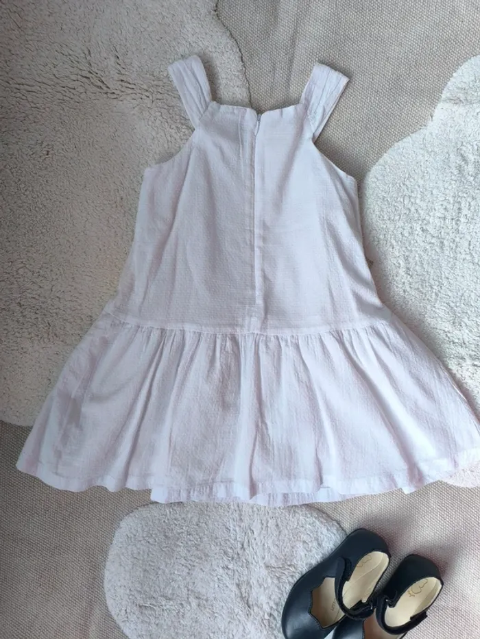 👗 Robe blanche à fleurs en relief & broderies dorées – Taille 4 ans – Très bon état - photo numéro 2