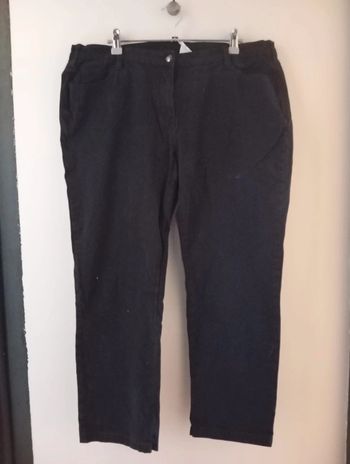 Pantalon avec liserés blans, taille 44.