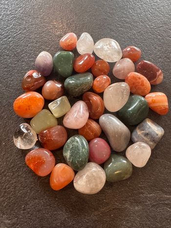 Lot de 250 g de pierres polies naturelles (272 g avec cadeaux)