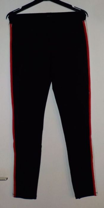 PANTALON NOIR AVEC LISERES BLANCS ET ROUGES  Marque ASSUILI  Taille M