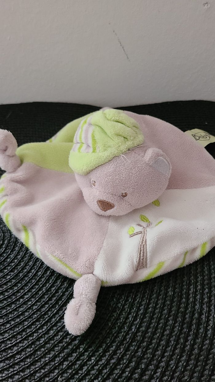 Baby Nat Rayé blanc, gris et vert au verso. Casquette verte. Arbre brodé.