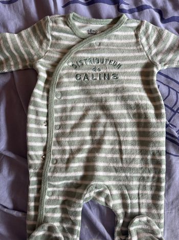Pyjama vert et blanc taille 1 mois