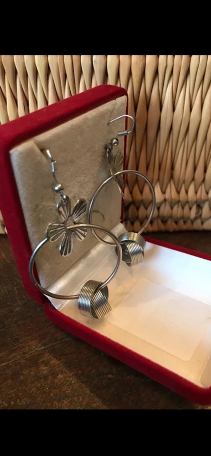 Magnifiques boucles d’oreilles anneaux , perles et fleurs - photo numéro 6