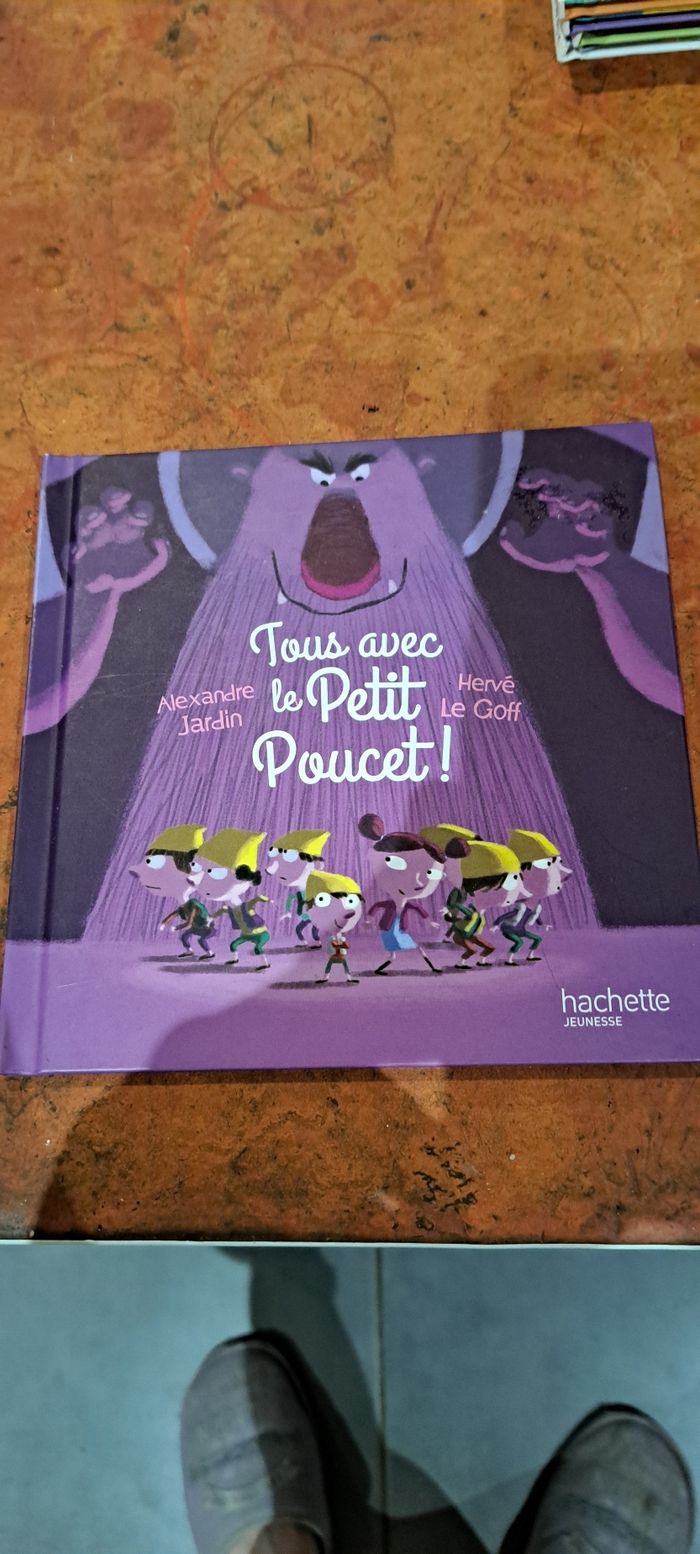 Livre tous avec le petit poucet