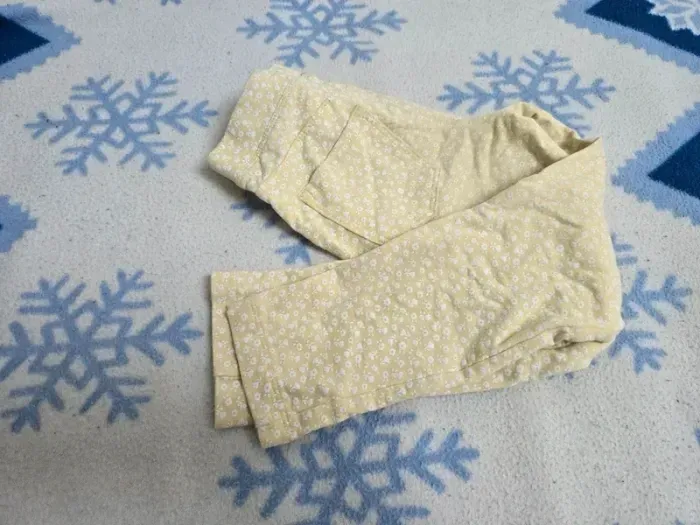 Pantalon jaune avec motif fleur blanche de la marque tex en taille 4-5 ans - photo numéro 5