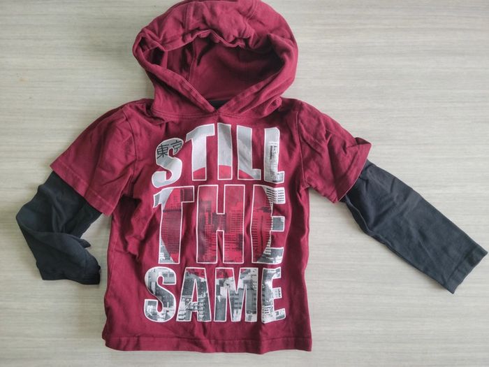 Sweat fin à capuche 6 ans .