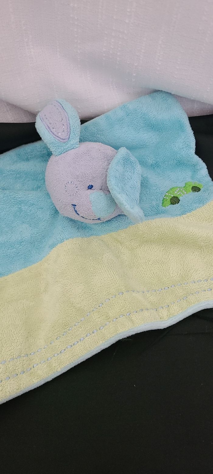 TEX DOUDOU LAPIN PLAT TURQUOISE VERT VOITURE BRODERIE - photo numéro 2