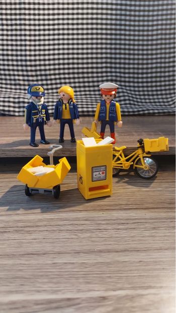 Playmobil les commerçants postiers à vélo en très bon état
