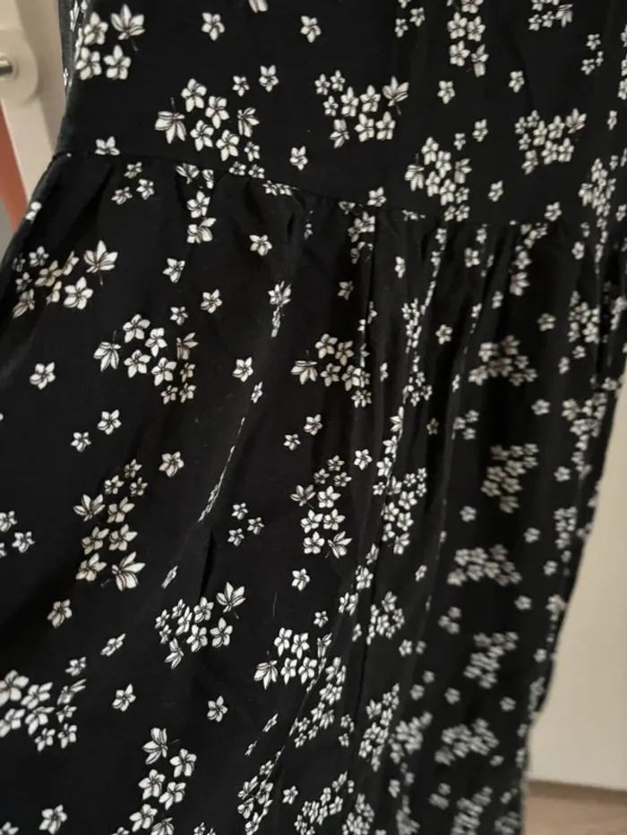 Robe noire fleurie blanche Kiabi t.36 tbe - photo numéro 3