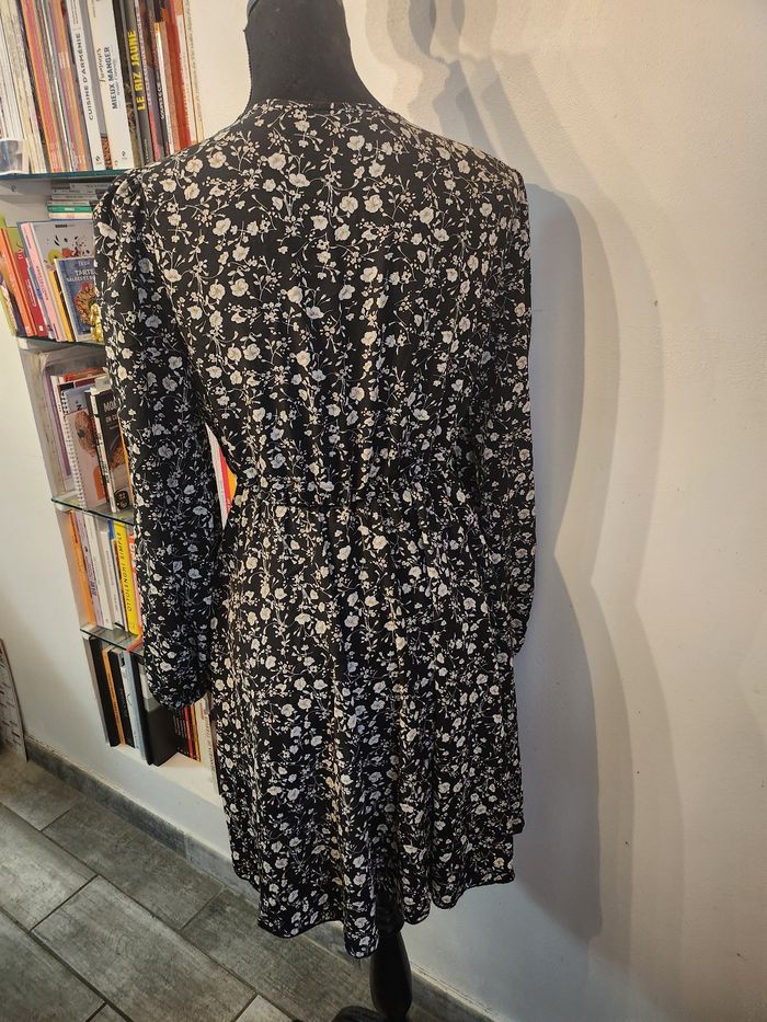 Robe courte noire et petite fleurs taille M 38 shein - photo numéro 3