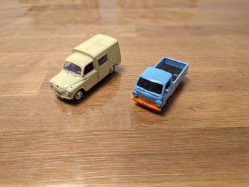Lot 104 de 2 petites voitures rétro
